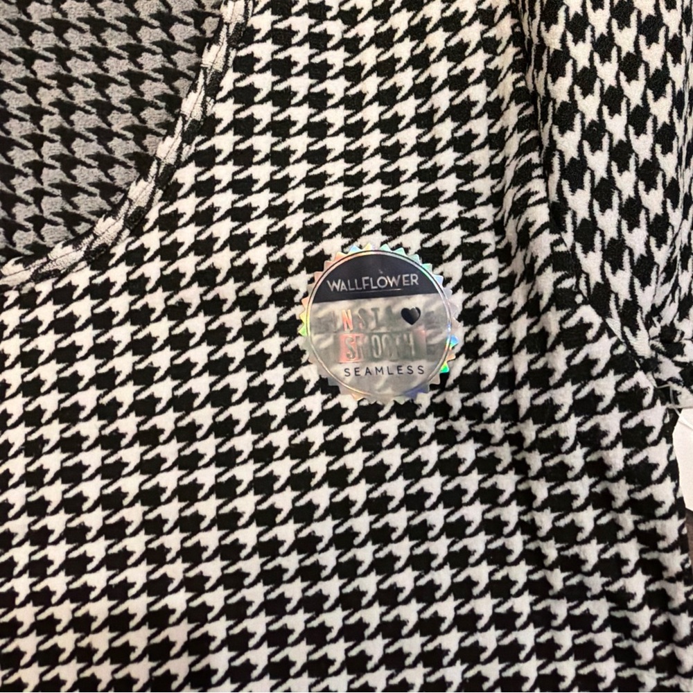 Wallflower Black and White Houndstooth Short Sleeve Top - Picture 4 of 4